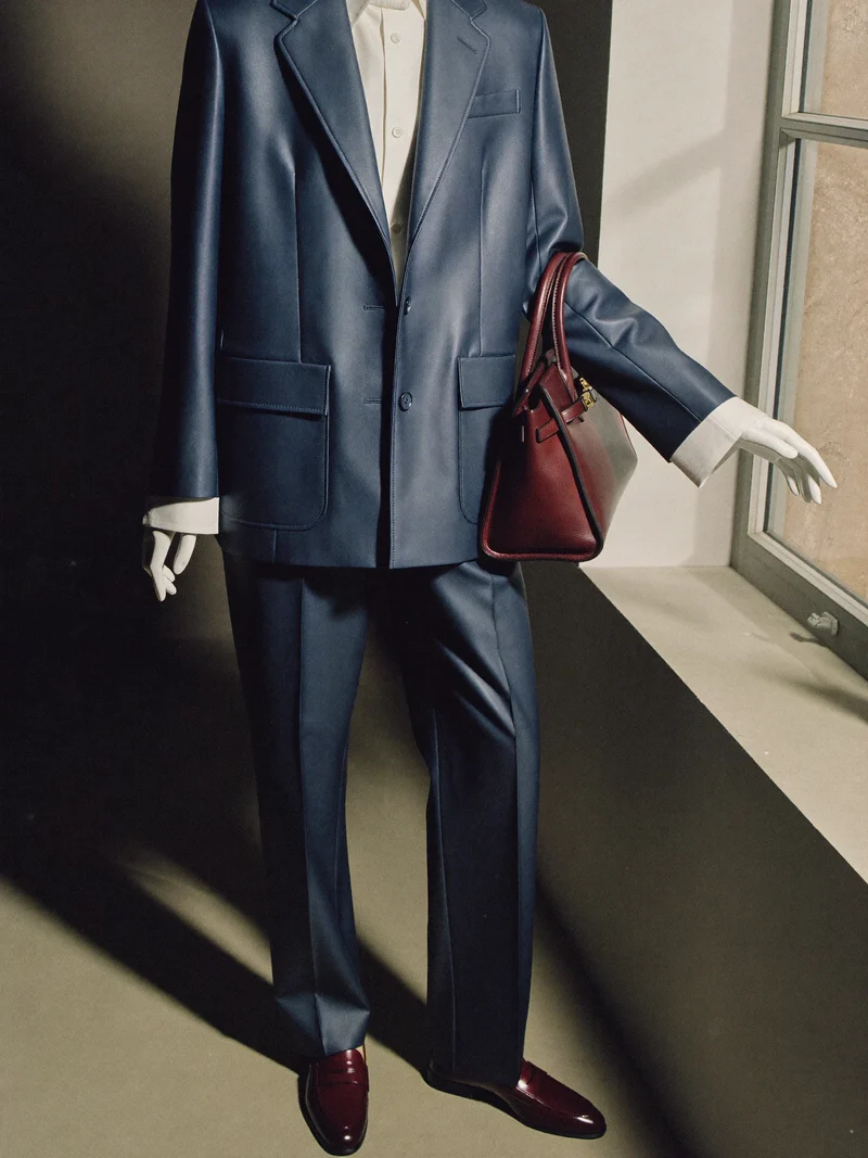 Komplettes Business-Outfit auf einer Schneiderpuppe am Fenster arrangiert